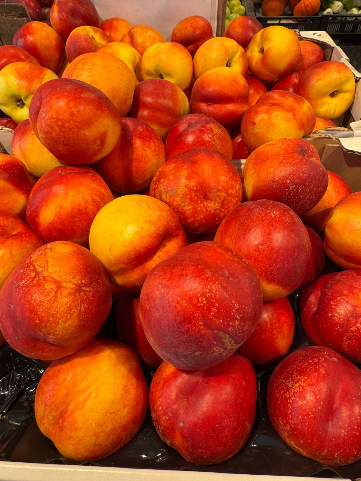 Rijpe nectarines en perziken